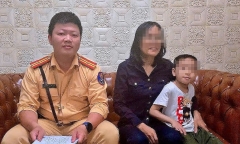 Tin tức thời sự hôm nay (18/6): CSGT giúp bé trai đi lạc ở bến xe Mỹ Đình về nhà