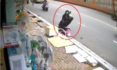 Clip: Tai nạn hi hữu, người phụ nữ và xe máy lộn nhào, cắm đầu giữa đường