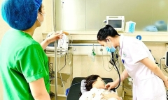 Bé gái nguy kịch sau khi chạm vào dây sạc điện thoại đang cắm