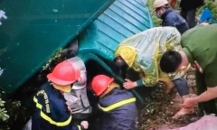 Tin tức tai nạn giao thông mới ngày 4/4: Cứu 2 nạn nhân mắc kẹt trong ô tô gặp tai nạn ở Hà Nội