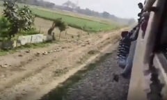 Clip: Nam thanh niên trượt chân, lơ lửng ngoài tàu hỏa khi chụp ảnh