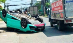 Tin tức tai nạn giao thông mới nhất ngày 19/4: Ô tô lật ngửa sau va chạm với taxi 
