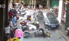 Clip: Nhấn nhầm chân ga, 