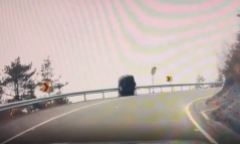 Clip: Xe Mercedes đâm gãy rào chắn lao xuống vực sâu, tài xế thoát chết thần kỳ