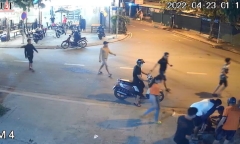 Tin tức tai nạn giao thông mới ngày 25/4: Bé 4 tuổi bị xe máy đâm văng 6 mét ở Hóc Môn