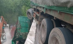 Tin tức tai nạn giao thông mới nhất ngày 3/5: Xe đầu kéo treo lơ lửng trên cầu