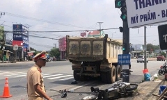 Hiện trường vụ hàng trăm lưới thép rơi từ xe đầu kéo, trúng đôi nam nữ đi xe máy