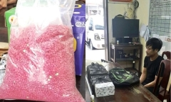 Lật tẩy bí mật của của người đàn ông khoác ba lô qua cầu