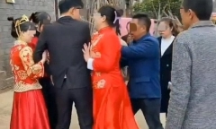 Bạn gái cũ vác bụng bầu giả đến hôn lễ “đòi chồng”, bố chú rể chỉ nói 1 câu khiến cô ta