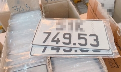 Hiện trường vụ hàng trăm lưới thép rơi từ xe đầu kéo, trúng đôi nam nữ đi xe máy