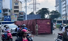 Tin tức tai nạn giao thông mới nhất ngày 19/10: Thùng container lật giữa ngã 6 