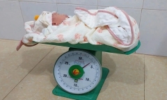 Tin tức thời sự hôm nay (2/4): Xót xa bé gái sơ sinh bị bỏ rơi trong đêm lạnh