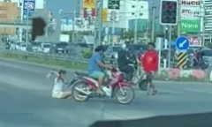 Clip: Cô gái gây náo loạn ngã tư vì bạn trai không chịu dắt xe hỏng qua đường
