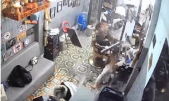 Clip: Nam thanh niên rơi xuyên mái nhà ở Bắc Ninh, chủ tiệm và khách hú vía