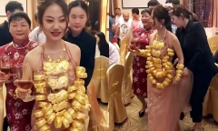 Cô dâu Trung Quốc đeo 42 cây vàng trong đám cưới, gia đình phải ra đỡ vì không thể đứng vững