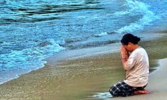 Vụ cháu bé 6 tuổi mất tích: Người mẹ quỳ khóc trước biển chờ phép màu