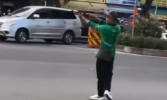 Clip: Nam thanh niên cầm 