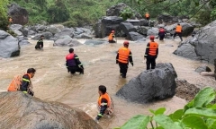 Tin tức thời sự hôm nay (25/5): Tìm kiếm 2 mẹ con mất tích do lũ cuốn ở Sơn La
