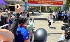 Kỳ thi vào lớp 10 THPT ở Đà Nẵng: Phụ huynh đứng chờ dọc vỉa hè, ánh mắt dõi theo con vào trường thi