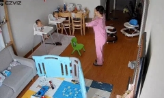 Bà mẹ trẻ vừa trông con, vừa 