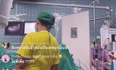 Một bác sĩ bị dân mạng đề nghị đình chỉ hành nghề vì livestream ca phẫu thuật trên TikTok