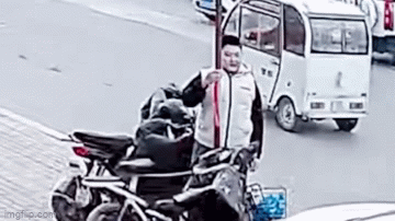 Nghịch dại, thiếu niên dính lưỡi vào cột thép giữa thời tiết giá rét
