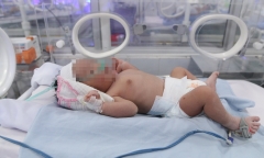Bé trai sơ sinh mắc dị tật bẩm sinh bị bỏ rơi gần nghĩa trang giữa đêm giá rét