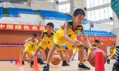 Bố đầu tư hơn 34 tỷ đồng cứu trung tâm bóng rổ con đang theo học thoát cảnh phá sản