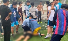 Đang đá bóng, nam sinh lớp 10 bất ngờ ngã gục, đột tử ngay tại sân