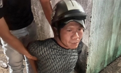Vừa mở cửa, nữ chủ nhà bị tên cướp kề dao vào cổ, trói chân tay để cướp tài sản