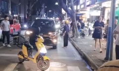Đang đi giao hàng, vợ đau đớn “chết lặng” bắt gặp chồng “du hí” cùng người đẹp trên xe sang