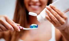 Đánh răng trước hay sau khi ăn sáng tốt hơn?