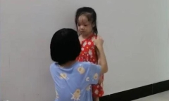 Thấy em uống một lúc hơn 10 viên canxi, chị gái cuống cuồng tìm cách cứu, mẹ nhìn mà rơi lệ