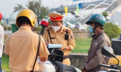 Trong thời gian bị tạm giữ bằng lái, có được điều khiển xe?