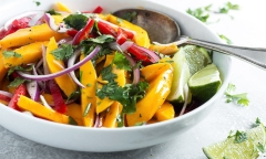 Salad xoài kiểu Thái cực dễ, chua chua ngọt ngọt càng ăn càng nghiện