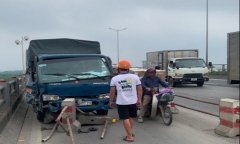 Hà Nội: Xe tải mất lái húc văng dải phân cách trên cầu Thanh Trì, 2 người bị thương