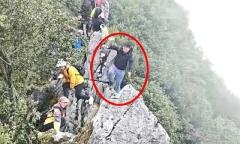 Clip: Du khách trượt chân ngã từ vách đá cao 15m khi đang chụp ảnh