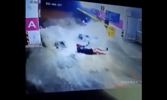 Clip: lũ quét cuốn trôi người dân vào hầm gửi xe