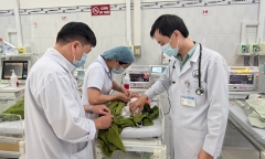 Hồi sinh kỳ diệu bé gái sơ sinh bị vùi lấp trong lô cao su ở Gia Lai