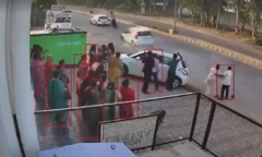 Thanh niên bị ô tô đâm bay hàng chục mét khi đang đứng giữa đường chụp ảnh