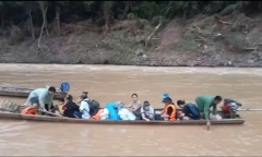 Thót tim cảnh học sinh Nghệ An vật lộn vượt sông dữ, ghềnh đá để đến trường ngày khai giảng