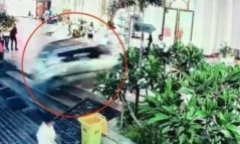 Clip: Kinh hoàng ô tô mất lái 