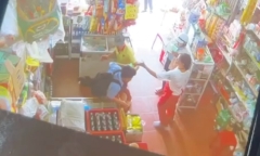 Vụ clip người đàn ông đánh học sinh trong tiệm tạp hóa ở Huế: Người mẹ tiết lộ gì?