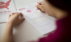Từ tháng 10/2026: Thí sinh Việt Nam có thể chọn thi IELTS viết trên giấy khi làm bài trên máy tính