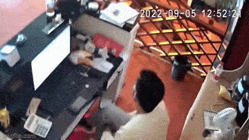 Clip: Động đất tại Tứ Xuyên gây rung lắc dữ dội khiến đồ đạc rơi như mưa