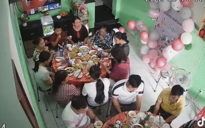Đang say sưa ăn uống, đại gia đình hoảng hốt đứng bật dậy thì sự cố không ngờ
