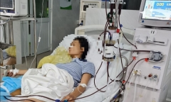 Người phụ nữ uống thuốc 