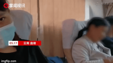 Người phụ nữ múa kim may áo thoăn thoắt trên tàu khiến hành khách kế bên không khỏi hốt hoảng