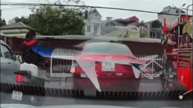 Video: Ô tô mất lái, đâm thẳng vào đoàn tàu đang chạy 