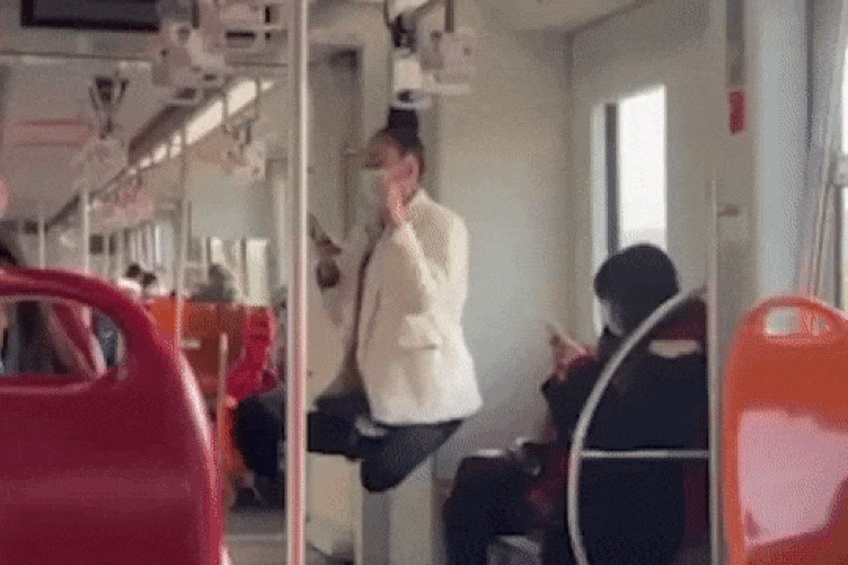 Video: Cô gái có khả năng kỳ lạ, ngồi lơ lửng khi đi tàu